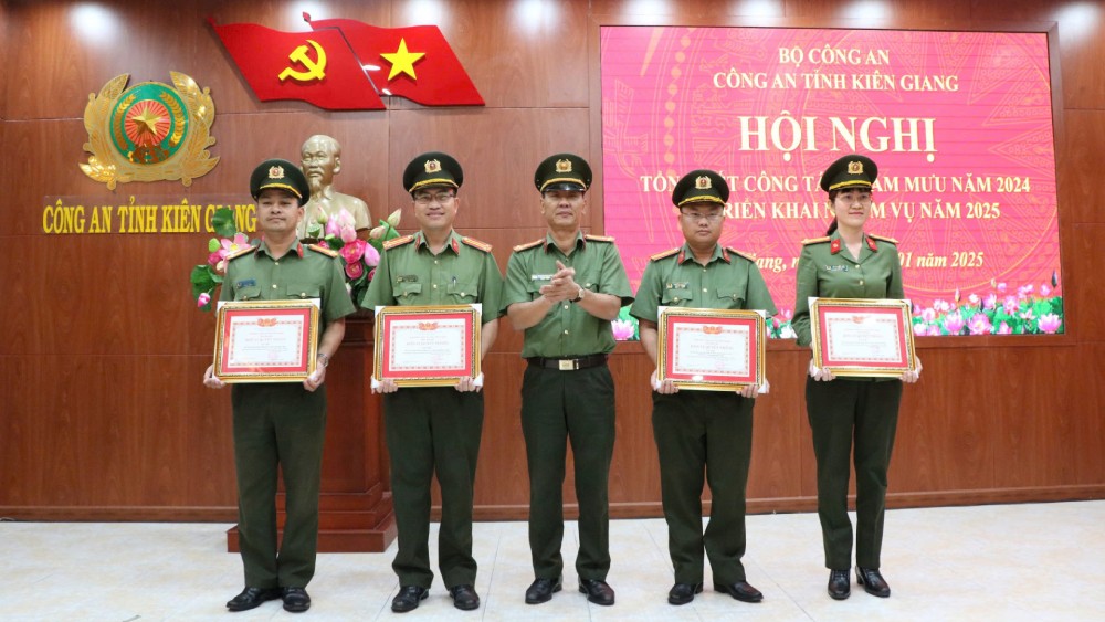 Tang danh hieu “Don vi quyet thang” cho 4 tap the. Anh: Tien Dung