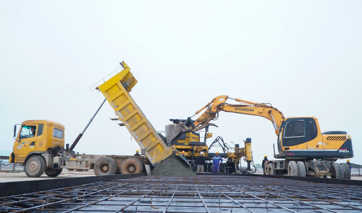 An important transportation project in Quang Tri province is Quang Tri Airport, which is currently speeding up construction progress. Photo: H.Nguyen