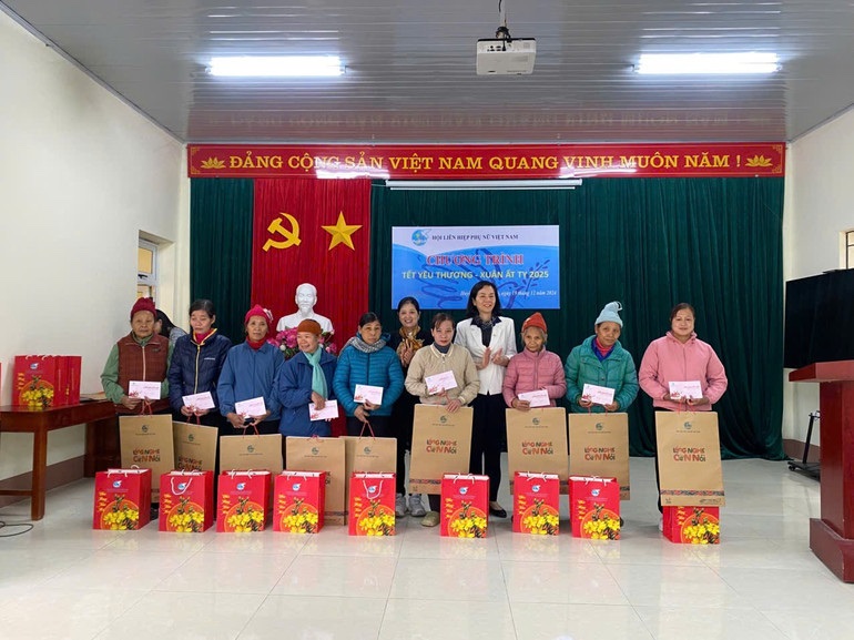 Nestle Vietnam joins hands with the Vietnam Women's Union to present Tet gifts to Vietnamese Heroic Mothers, families with meritorious services and orphans in Bac Kan province. Photo: Nestle