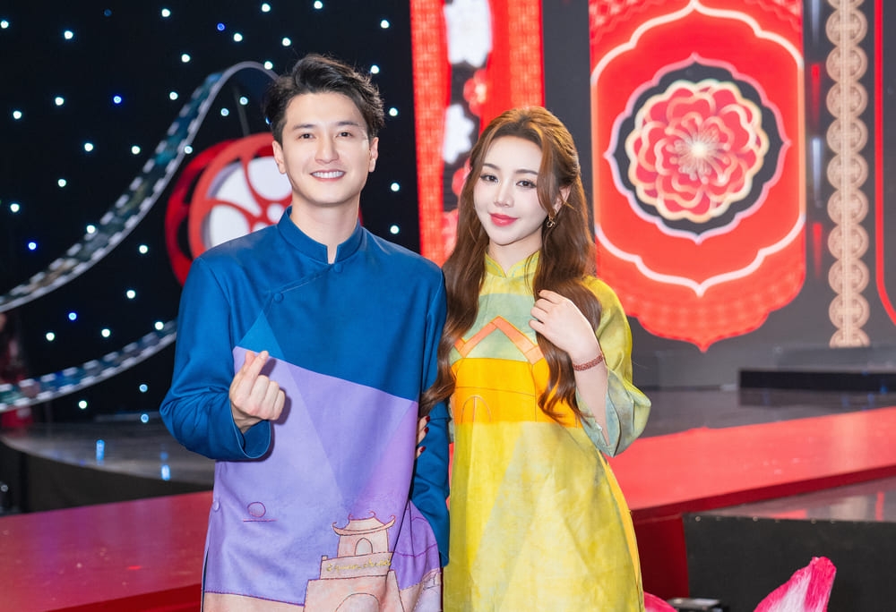 Huynh Anh and Quynh Kool show off their beauty in Miss Ngoc Han's Tet ao dai. Photo: Interviewee