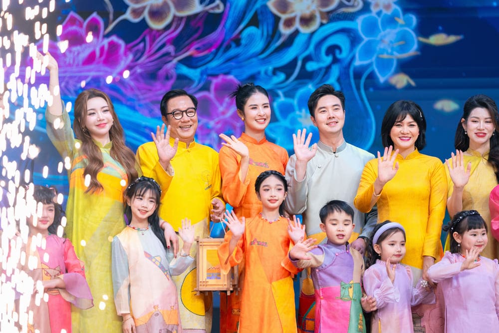 Cac nghe si cung tham gia ghi hinh chuong trinh Tet. Anh: NVCC