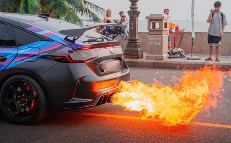 A vehicle roars fire on the road in Vung Tau City. Illustration: Cao Thanh Phong