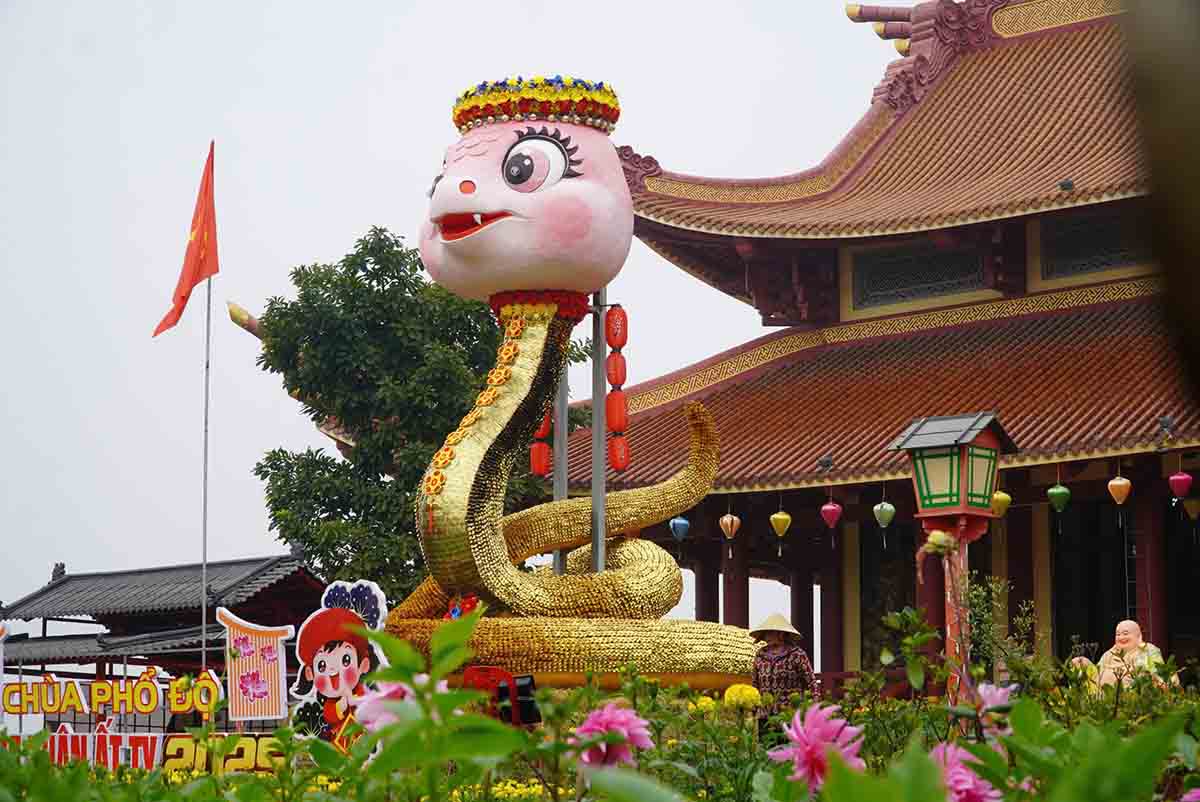 Linh vật rắn rất duyên ở chùa Phổ Độ. Ảnh: Trần Tuấn.