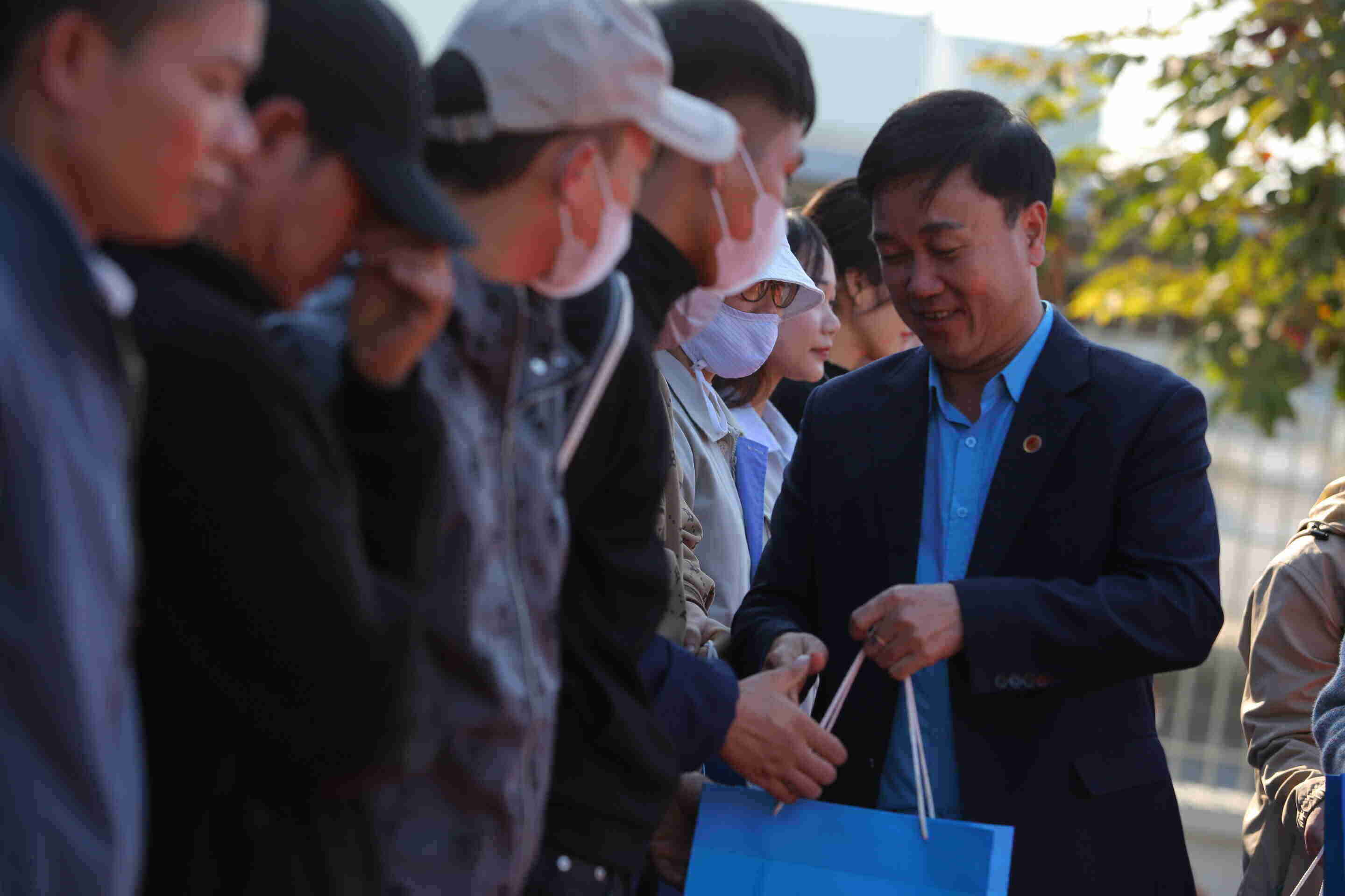 Permanent Vice President of Hai Duong Provincial Labor Federation Nguyen Van Quyet presents gifts to workers in Industrial Parks. Photo: Mai Huong