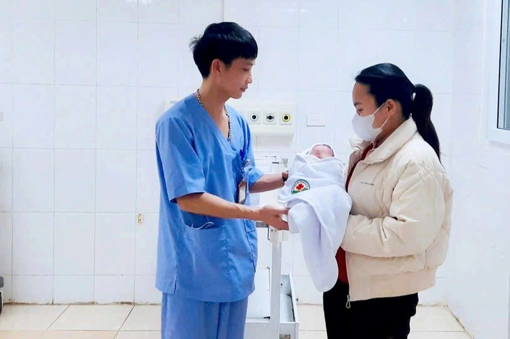 Benh nhi duoc xuat vien sau 50 ngay dieu tri tai benh vien. (Anh: Benh vien Nhi Thanh Hoa).