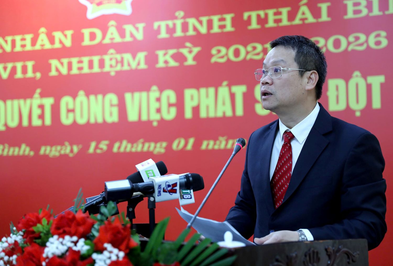 New Chairman of Thai Binh Provincial People's Committee Nguyen Manh Hung delivers a speech accepting his assignment. Photo: Nam Hong