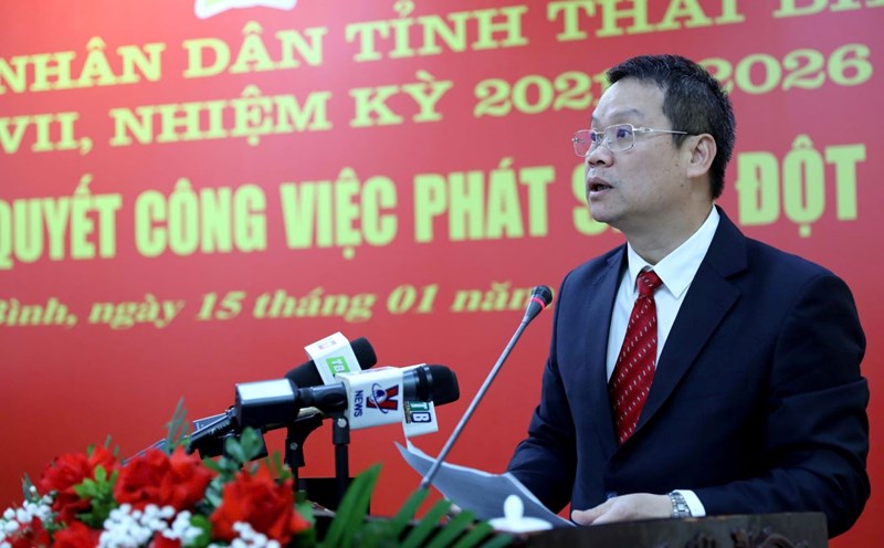 New Chairman of Thai Binh Provincial People's Committee Nguyen Manh Hung delivers a speech accepting his assignment. Photo: Nam Hong