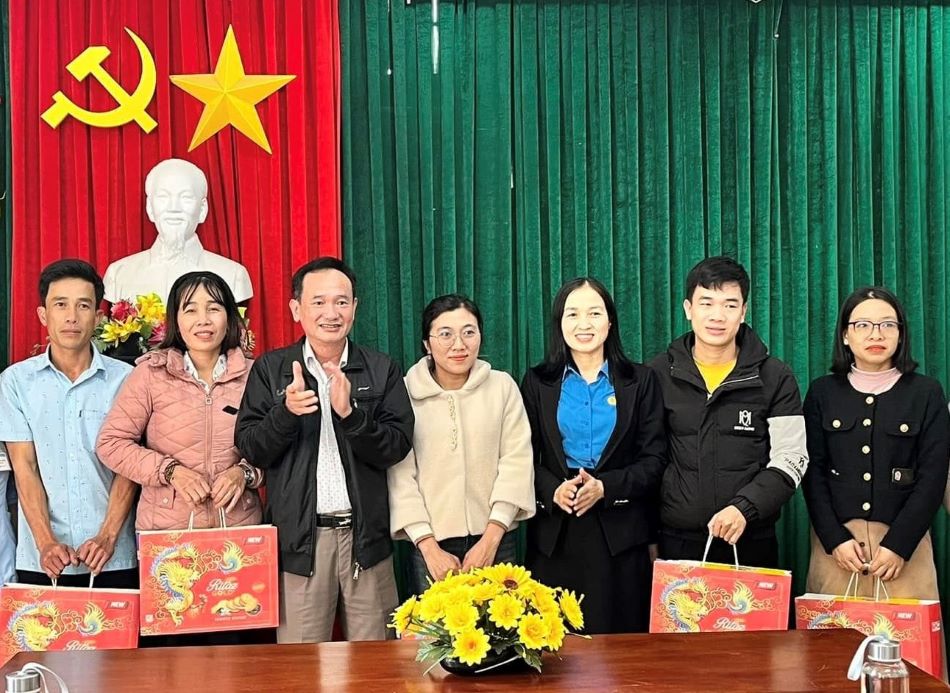 Giving Tet gifts and encouraging workers of Hai Lang District Medical Center. Photo: Boi Nhien