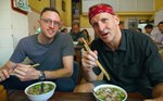 Pho 50 thousand dong and pho 2 million dong in the eyes of Western customers