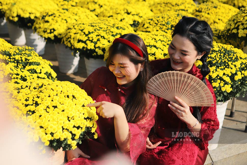 The muse in Binh Dinh wears ao dai with Tet flowers. Photo: Hoai Luan