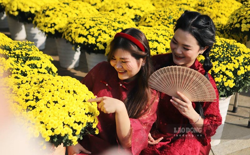 The muse in Binh Dinh wears ao dai with Tet flowers. Photo: Hoai Luan