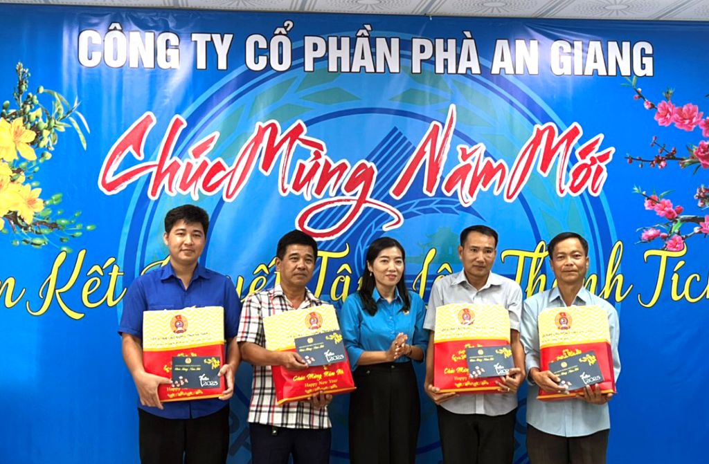 Phó Chủ tịch LĐLĐ tỉnh An Giang Lư Thị Minh Thùy trao quà, chúc Tết cho đoàn viên, công nhân lao động Công ty Cổ phần Phà An Giang