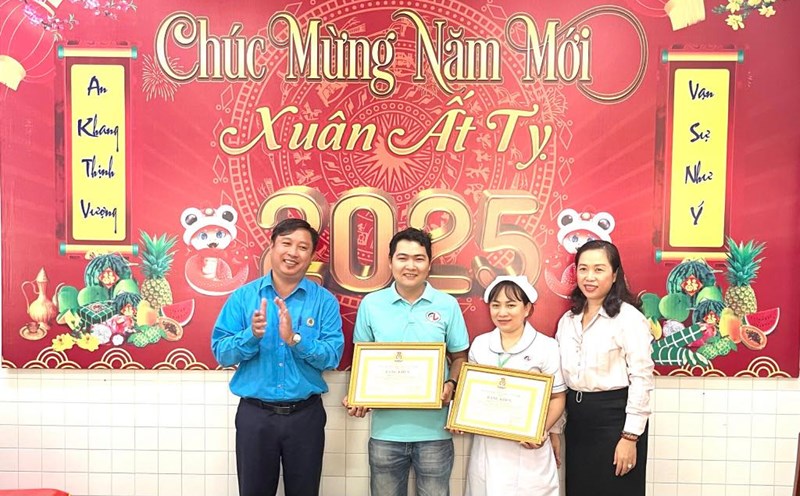 Awarding certificates of merit from the Standing Committee of the Vietnam Health Sector Trade Union to 2 individuals who rescued the victims. Photo: Trung Tan