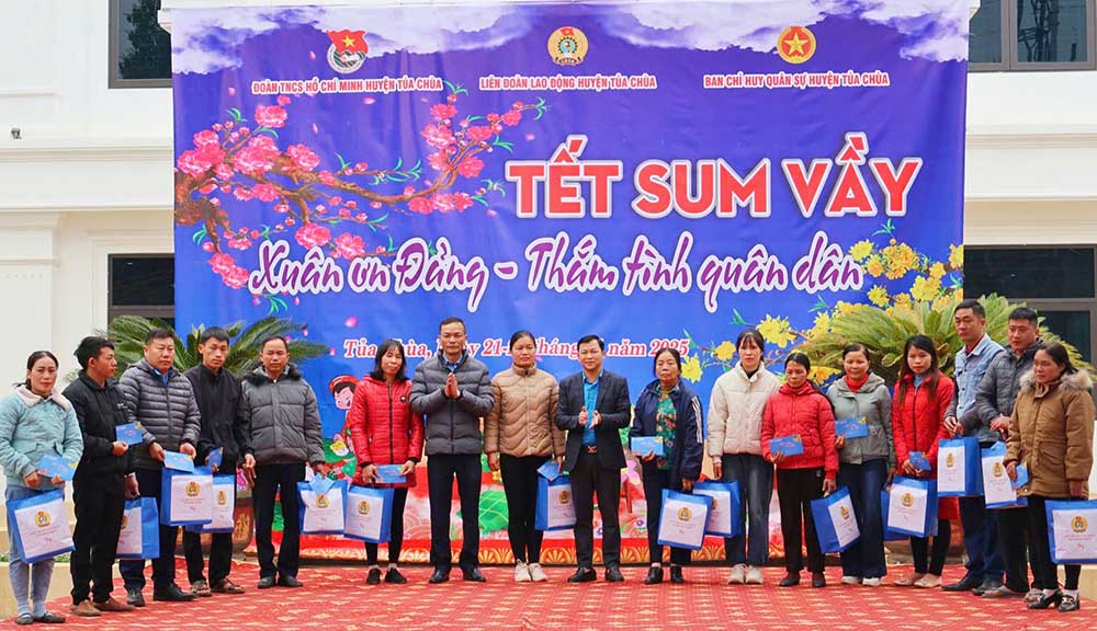 Many gifts were given to union members and workers at the program "Tet reunion, Spring grace of the Party, warm military-civilian affection". Photo: Minh Thuan