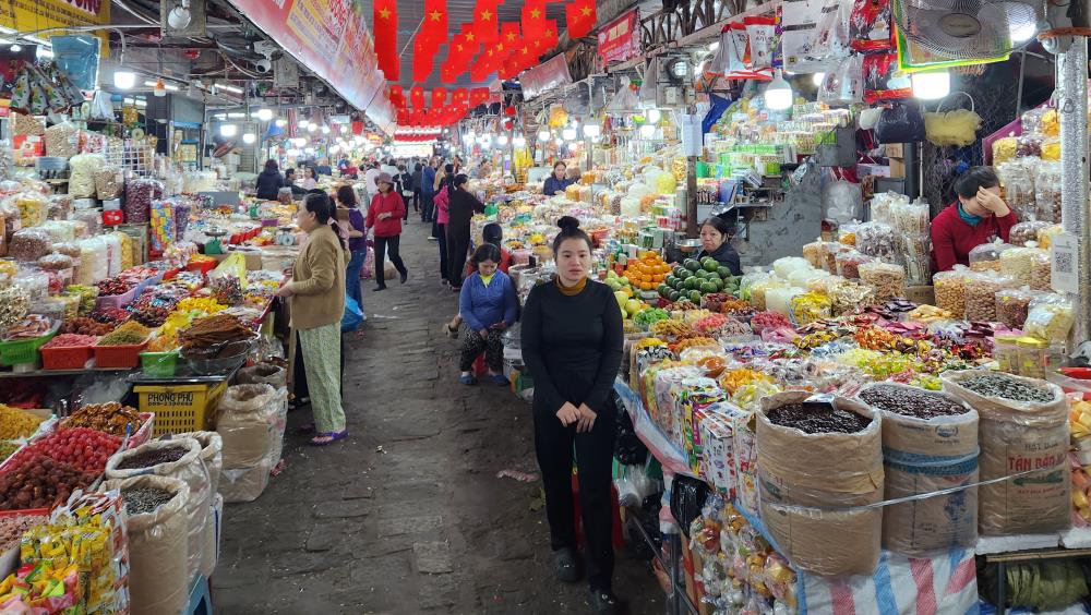 The shopping atmosphere at markets and supermarkets in Hue is still quite gloomy in the days leading up to Tet. Photo: H. Trang