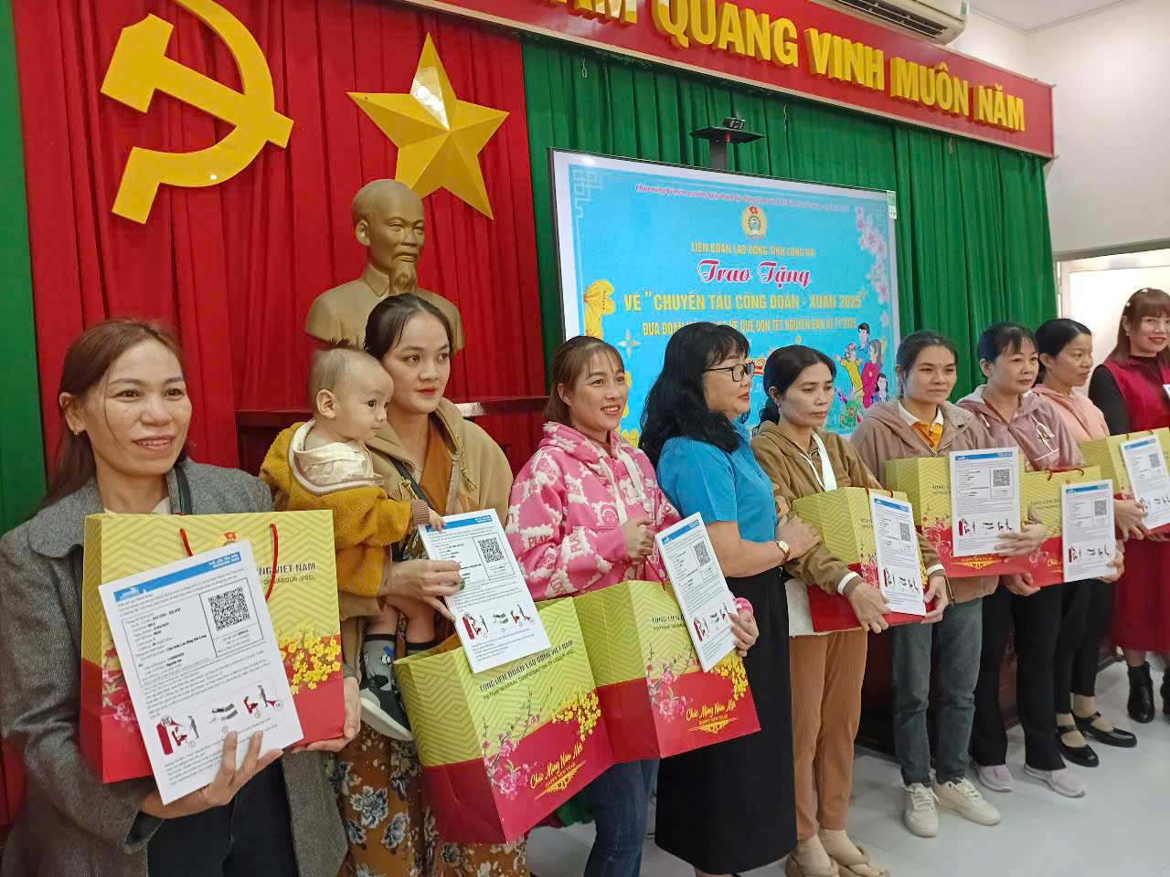 Giving train tickets to workers in Long An to return home for Tet. Photo: Ky Quan