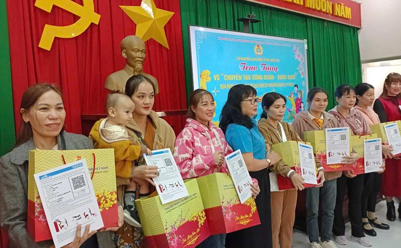 Giving train tickets to workers in Long An to return home for Tet. Photo: Ky Quan