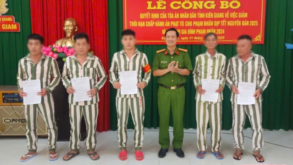 Colonel Nguyen Nhat Truong - Deputy Director of Kien Giang Provincial Police - presented the decision to reduce the sentences to the prisoners. Photo: Van Vu