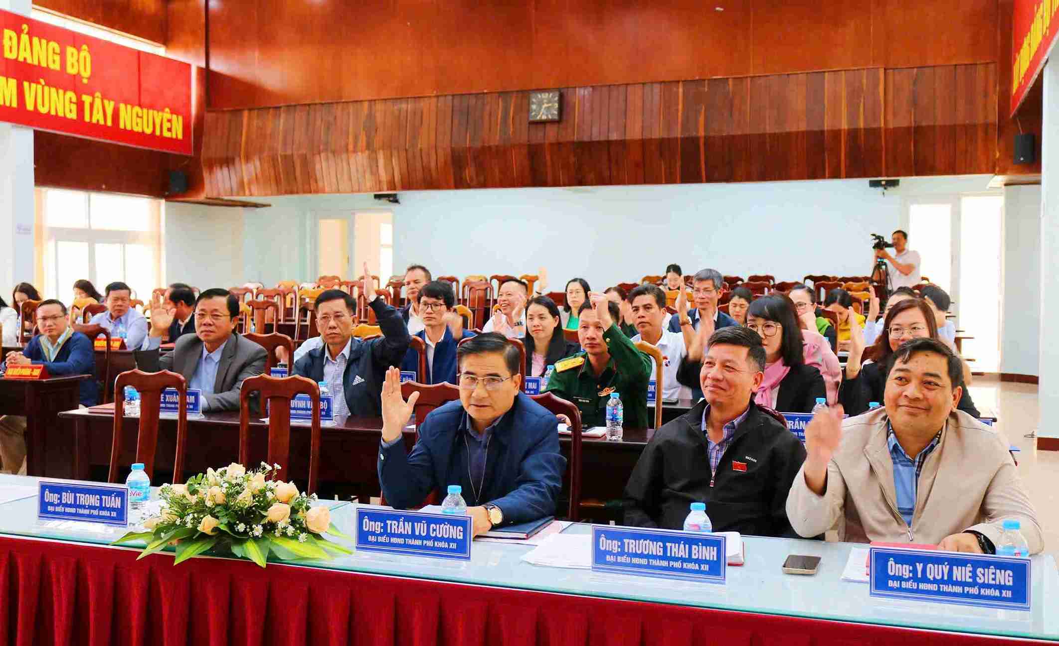 Delegates voted to pass the Resolution, agreeing on the plan to arrange and streamline specialized departments and offices under the People's Committee of Buon Ma Thuot City. Photo: Bao Trung