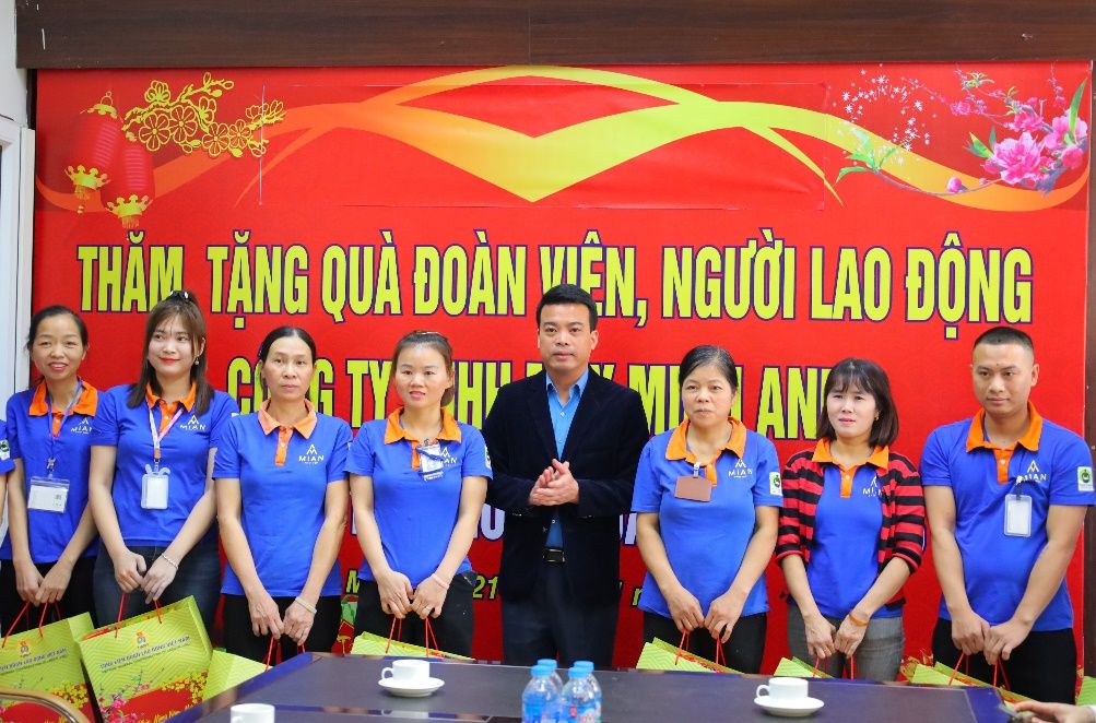Mr. Le Quang Toan - Chairman of the Hung Yen Provincial Federation of Labor presented gifts to union members and workers. Photo: Nguyen Thi Thoang