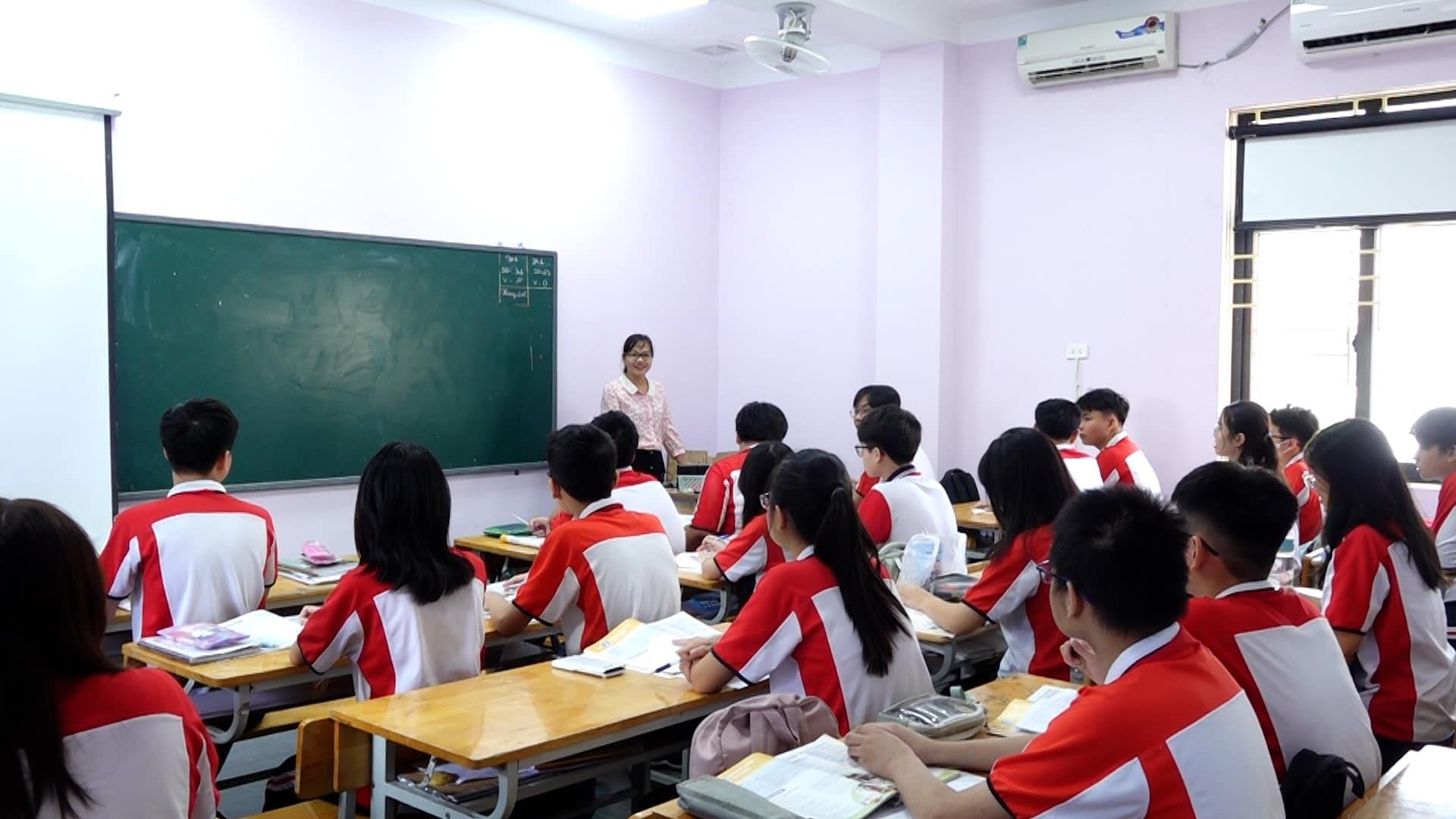 Grade 9 students in Hanoi during review class. Photo: Trang Ha