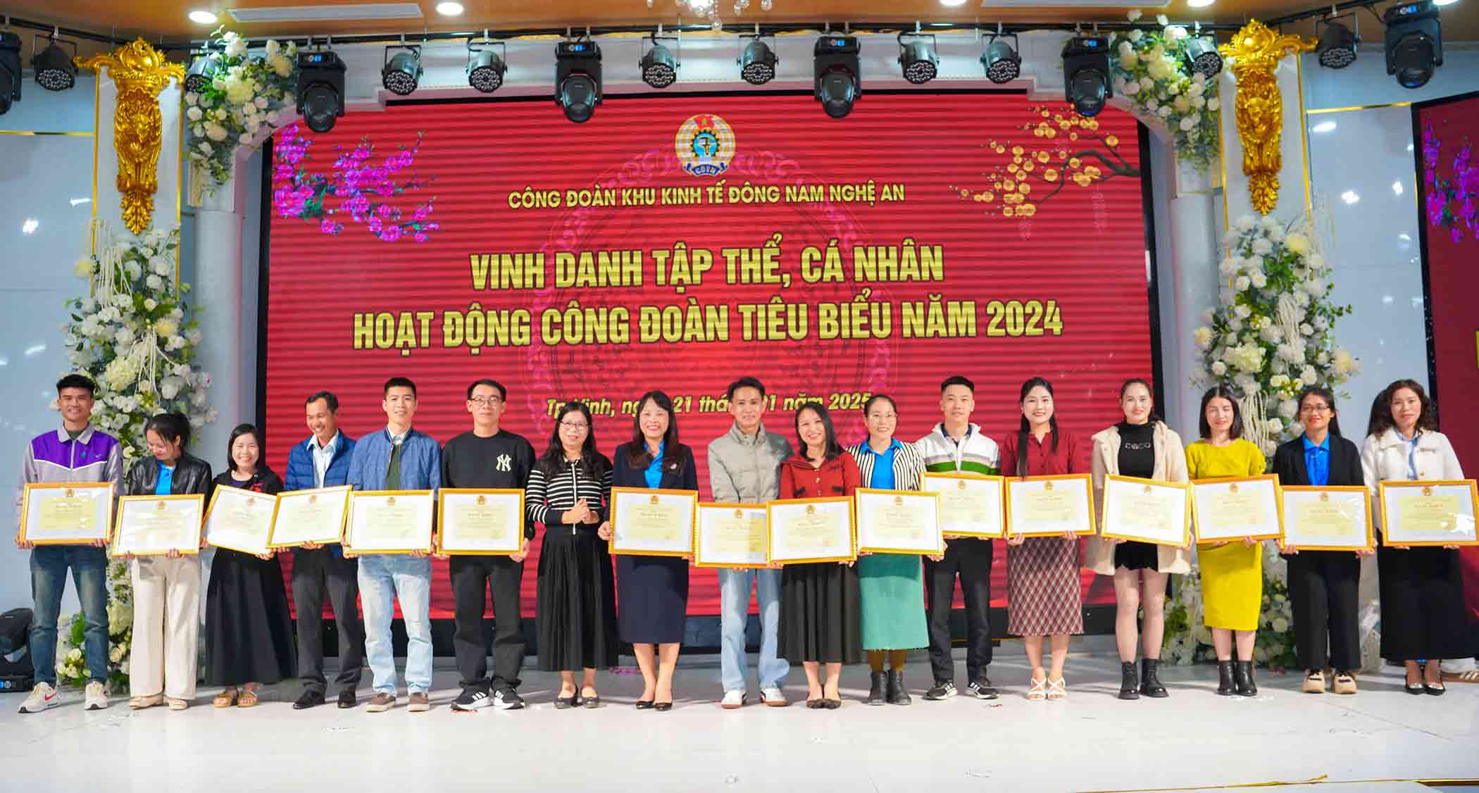 Awarding Certificates of Merit from Nghe An Provincial Labor Federation to collectives and individuals. Photo: Duy Chuong