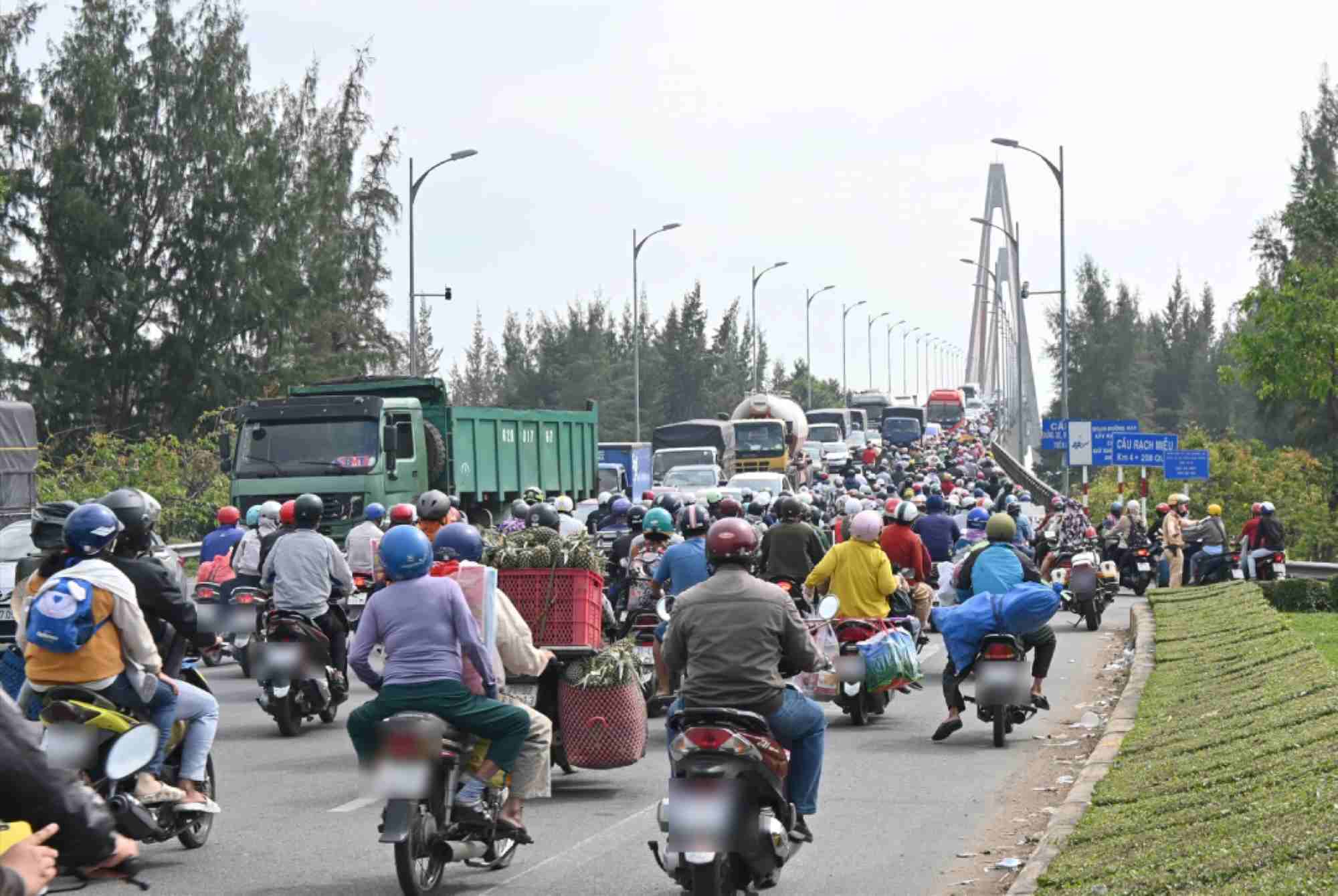 Rach Mieu Bridge experienced local traffic congestion. Photo: Thanh Nhan