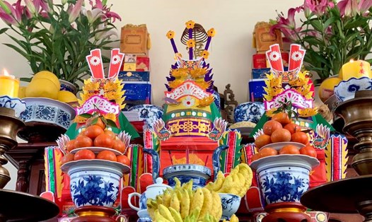 Bàn thờ cúng ông Công ông Táo. Ảnh: Tùng Đỗ