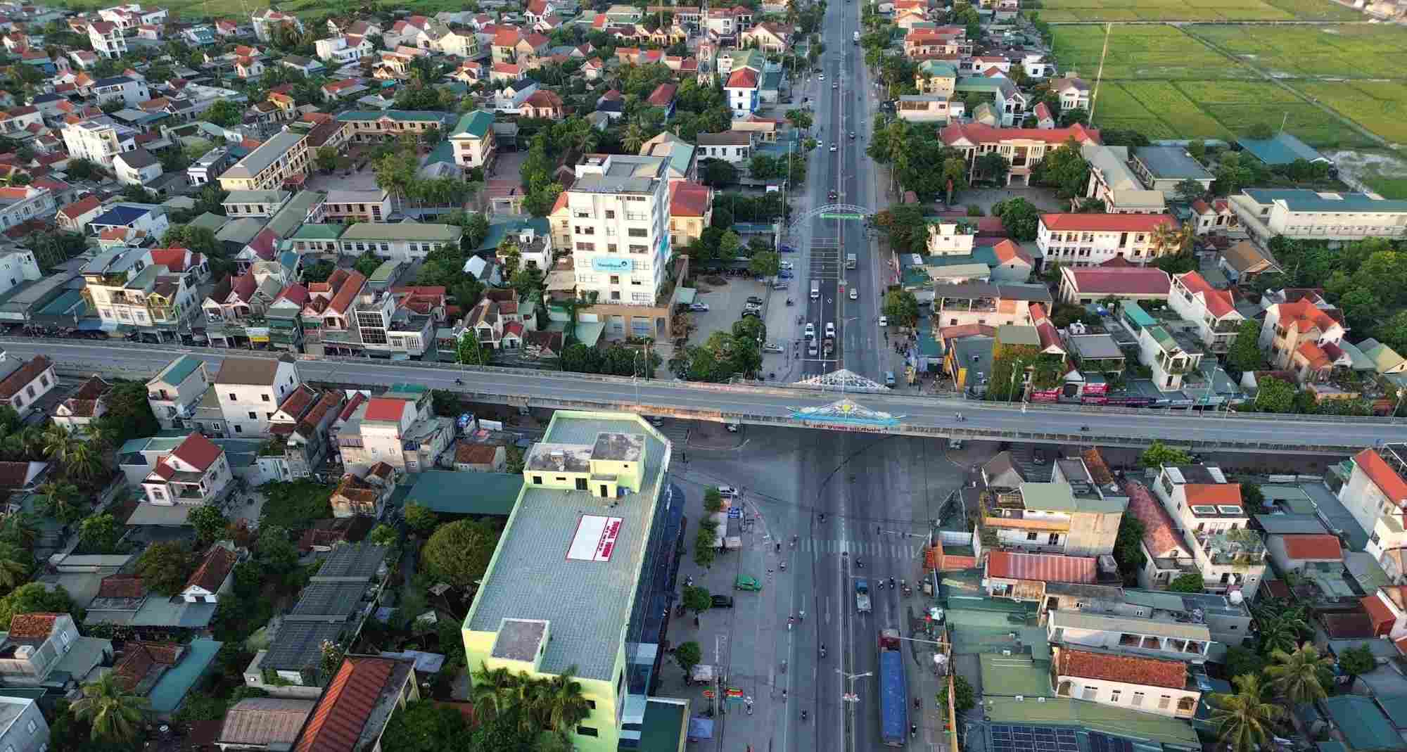 National Highway 1A passes through Quynh Luu district, Nghe An province, at the Cau Giat overpass intersection. Photo: Tien Dong