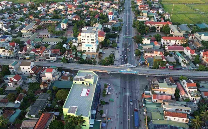National Highway 1A passes through Quynh Luu district, Nghe An province, at the Cau Giat overpass intersection. Photo: Tien Dong