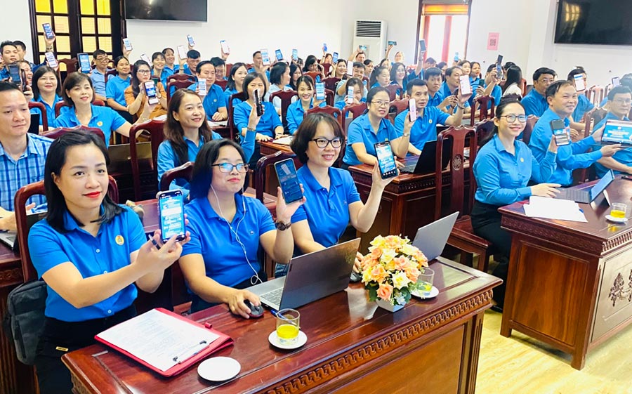 Thai Nguyen province trade union officials participate in an online contest to learn about the Trade Union Congress Resolution. Photo: Thai Nguyen Trade Union