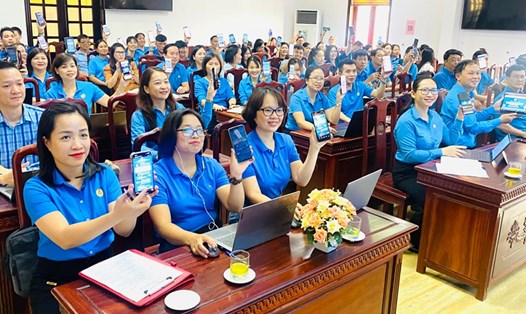 Các cán bộ công đoàn tỉnh Thái Nguyên tham gia thi tìm hiểu Nghị quyết Đại hội công đoàn dưới hình thức trực tuyến. Ảnh: Công đoàn Thái Nguyên
