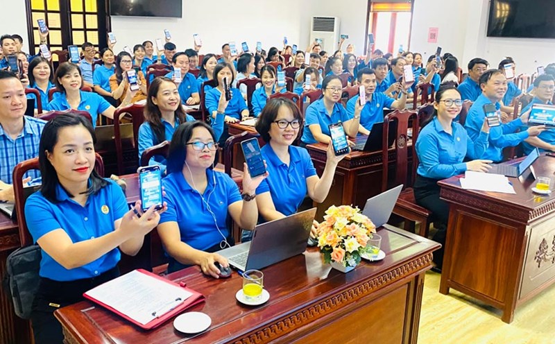 Thai Nguyen province trade union officials participate in an online contest to learn about the Trade Union Congress Resolution. Photo: Thai Nguyen Trade Union