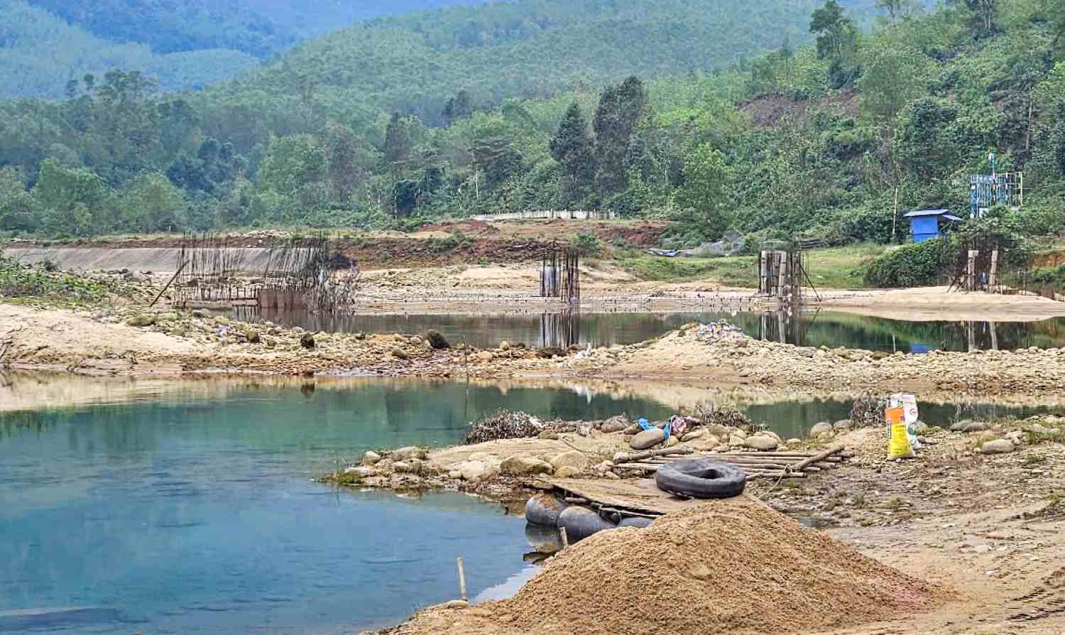 Du an Khu du lich suoi Voi o Hue van an binh bat dong, sat thep hoen gi. Anh: Nguyen Luan