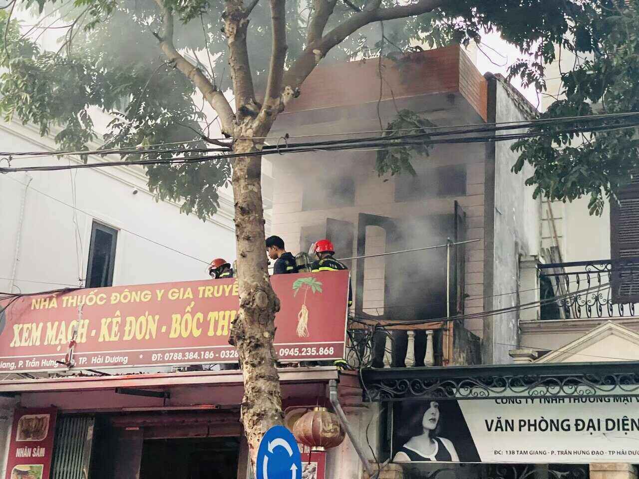 Authorities quickly arrived at the scene and brought the homeowner out safely. Photo: Mai Huong