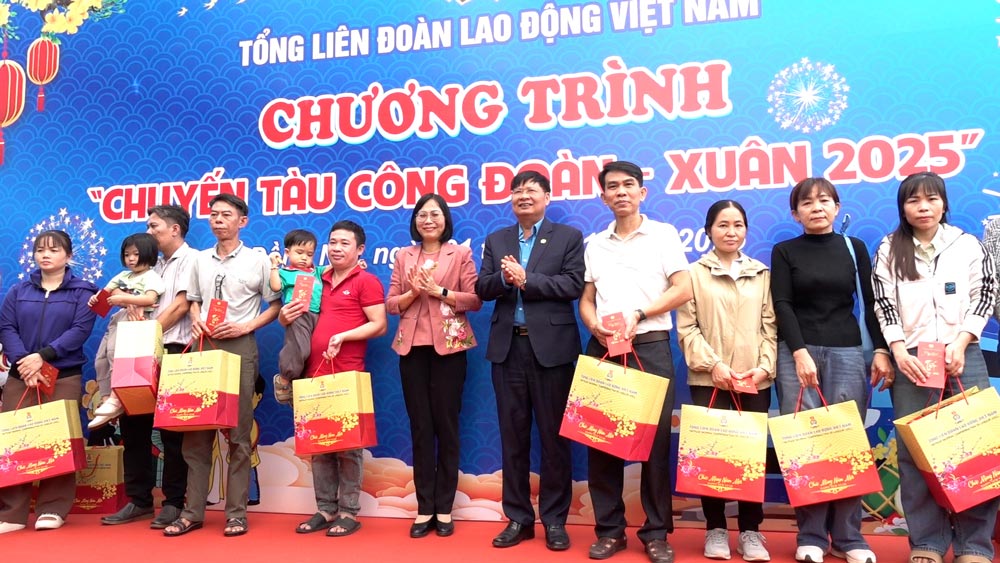 Vice President of the Vietnam General Confederation of Labor Phan Van Anh presents gifts to union members and workers before returning home to celebrate Tet with their families in Dong Nai on January 21. Photo: Ha Anh Chien