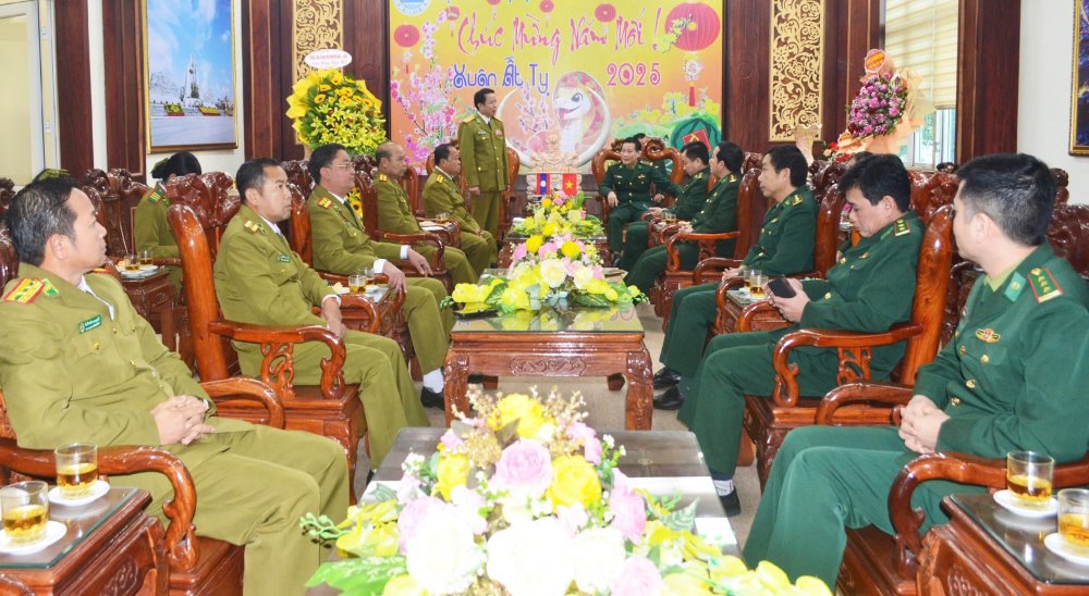 Lao armed forces wish Quang Binh Border Guards a Happy New Year. Photo: Border Guards