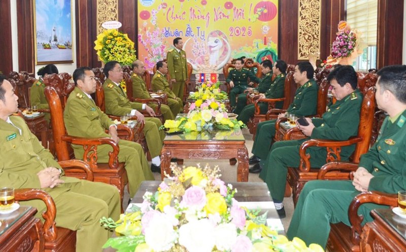 Lao armed forces wish Quang Binh Border Guards a Happy New Year. Photo: Border Guards