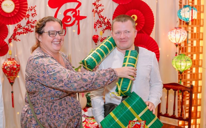 International visitors are excited to experience Vietnamese Tet. Photo: DVCC