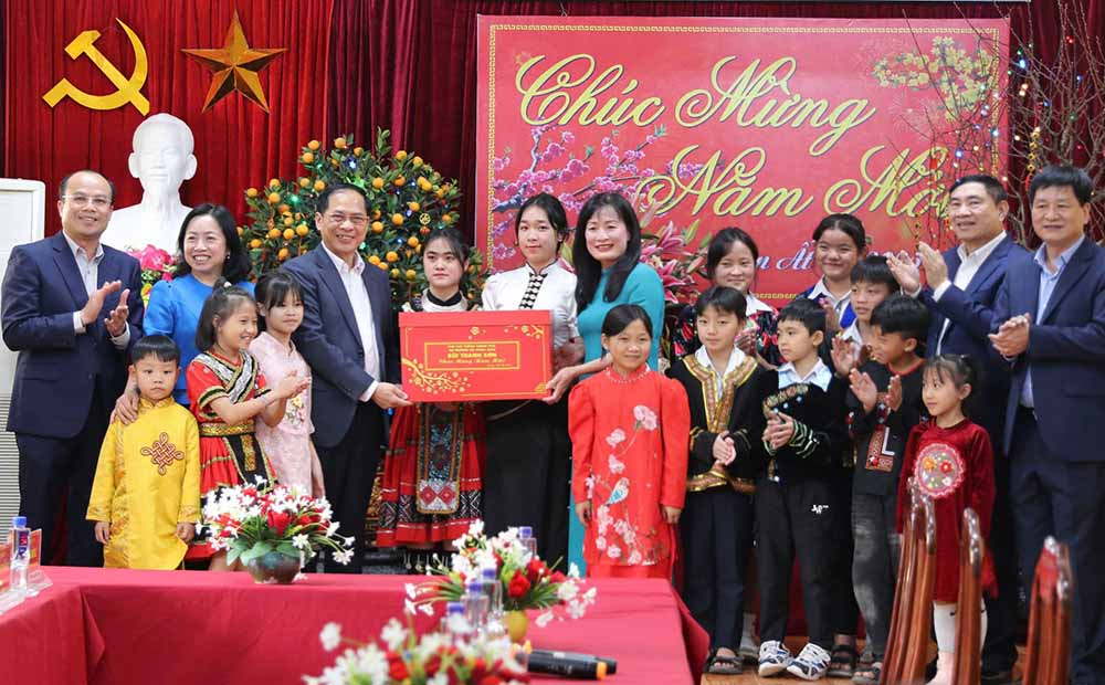 Deputy Prime Minister and Minister of Foreign Affairs Bui Thanh Son and his delegation visited and presented gifts to the Social Protection Facility in Dien Bien province. Photo: Thanh Binh
