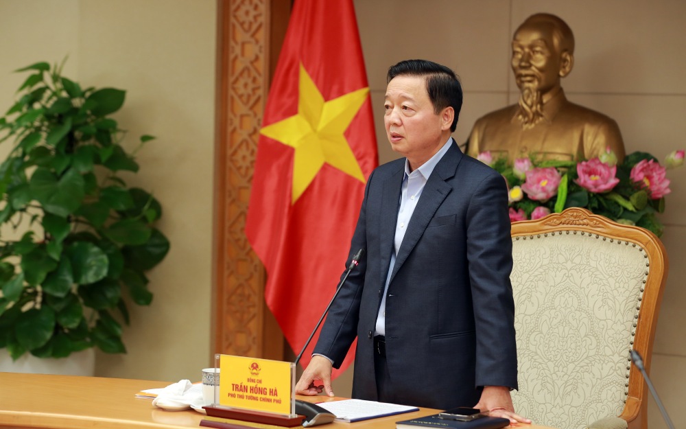 Deputy Prime Minister Tran Hong Ha chaired a meeting to listen to reports and give opinions on a plan to add water from the Red River to the To Lich River (Hanoi) to improve the environment. Photo: VGP/Dinh Nam