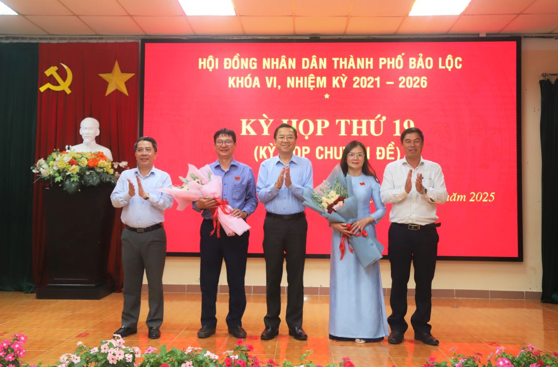 Two new Vice Chairmen of Bao Loc City People's Committee. Photo: Lam Hong