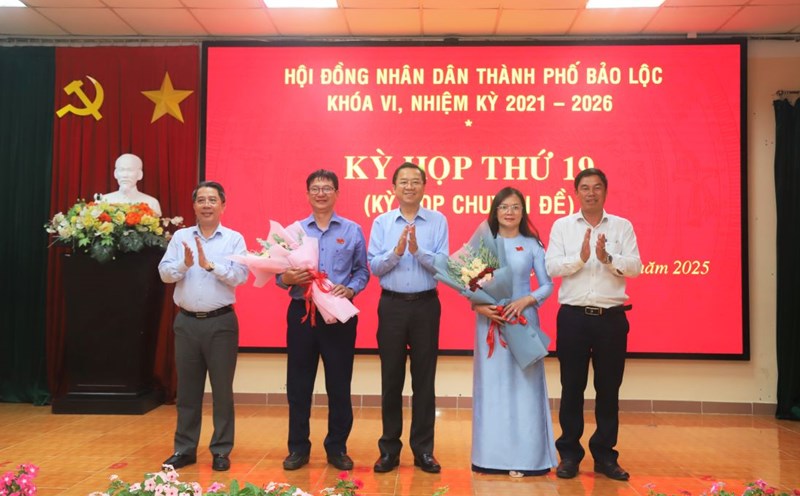 Two new Vice Chairmen of Bao Loc City People's Committee. Photo: Lam Hong