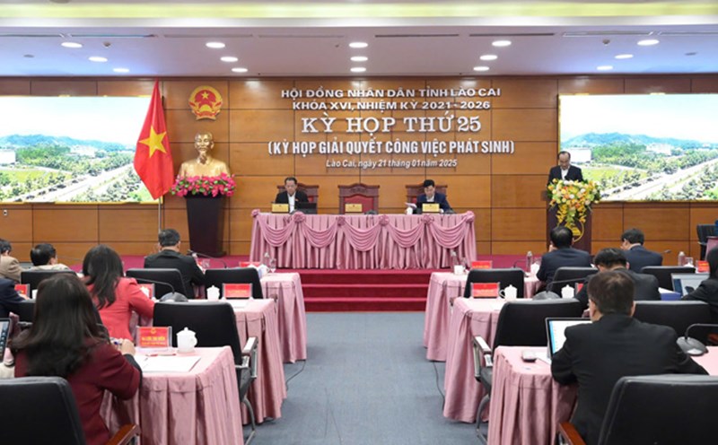 The 25th session (session to resolve arising work), the People's Council of Lao Cai province, term XVI, 2021 - 2026, passed many resolutions. Photo: Thanh Phu