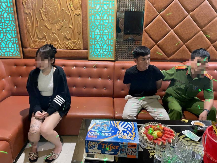 Các đối tượng bị bắt quả tang tổ chức sử dụng ma túy. Ảnh: Lam Hồng