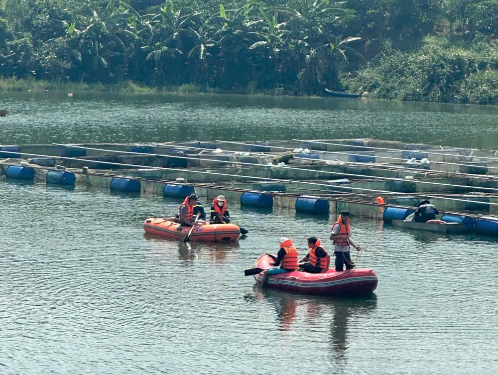 Police search the area where the victim is suspected of drowning. Photo: Lam Hong