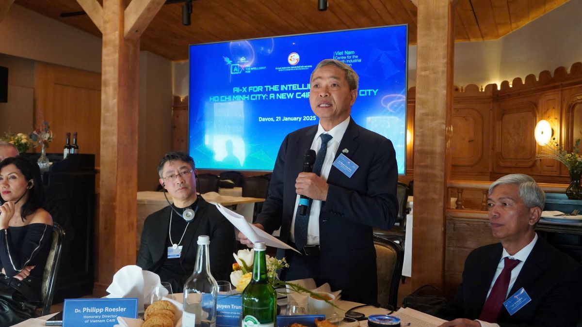 Mr. Nguyen Trung Chinh, Chairman of CMC/Co-founder and member of BOM Vietnam C4IR, delivered the opening speech at the Forum. Photo: CMC