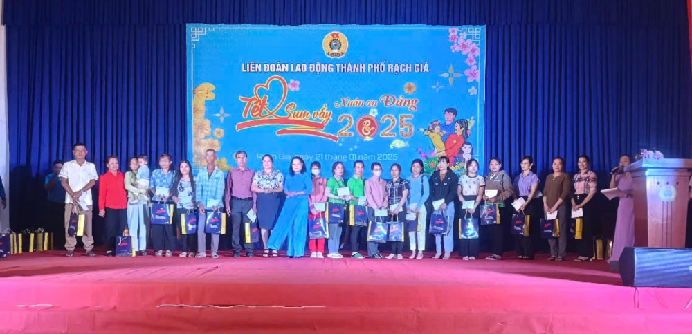 The 2025 Tet Sum Vay program of the Rach Gia City Labor Federation has awarded 349 gifts (each worth 500,000 VND). Photo: Rach Gia City Labor Federation