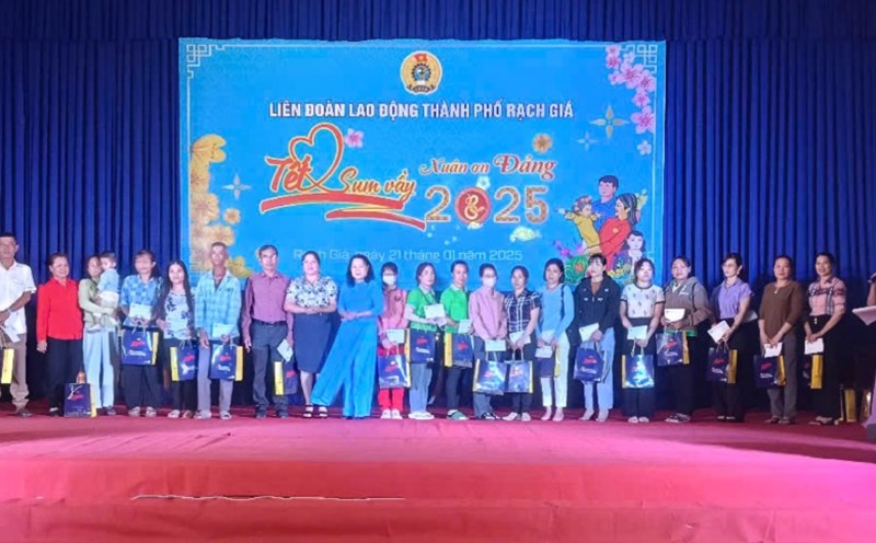 The 2025 Tet Sum Vay program of the Rach Gia City Labor Federation has awarded 349 gifts (each worth 500,000 VND). Photo: Rach Gia City Labor Federation