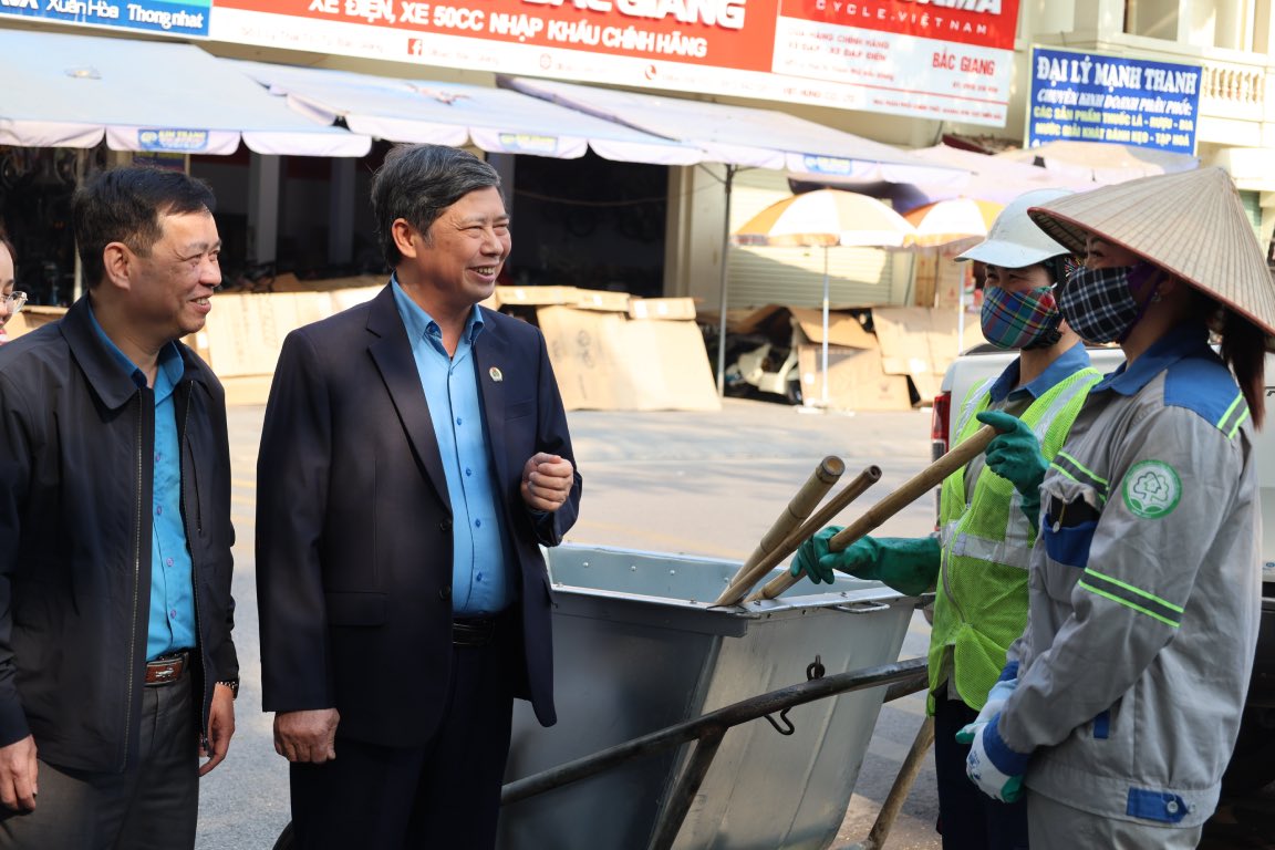 Mr. Nguyen Van Canh - Chairman of the Bac Giang Provincial Labor Federation (second from left) directly visited union members and workers doing environmental sanitation work. Photo: Quyet Chien